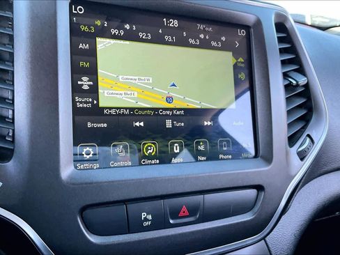 Used 2019 Jeep Cherokee Trailhawk w/ Cold Weather Group image 33