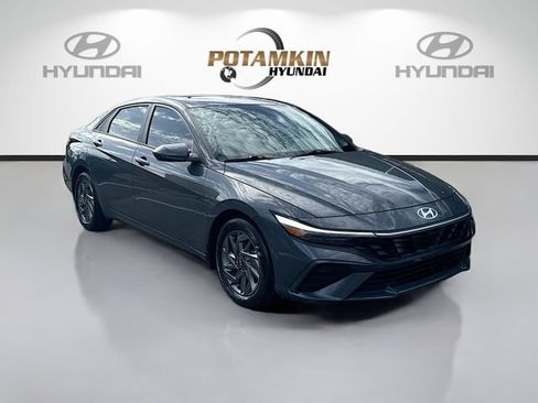 Used 2024 Hyundai Elantra SEL FWD image 3