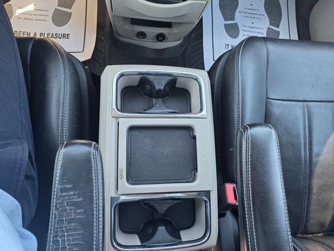 Used 2014 Chrysler Town & Country Touring FWD image 20