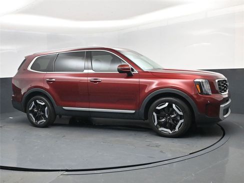 Used 2024 Kia Telluride S w/ S Sunroof Package image 2