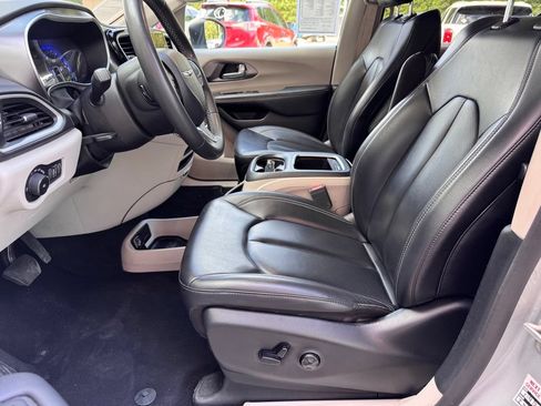 Used 2023 Chrysler Pacifica Touring-L FWD image 8
