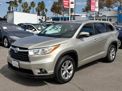Used 2014 Toyota Highlander LE image 2