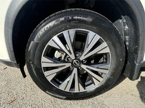 Used 2023 Nissan Rogue SV image 10