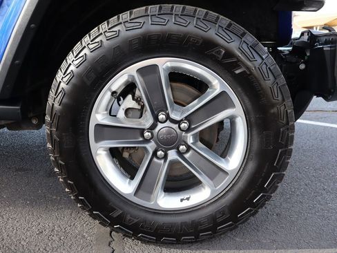 Used 2018 Jeep Wrangler Unlimited Sahara w/ Dual Top Group AWD/4WD image 45