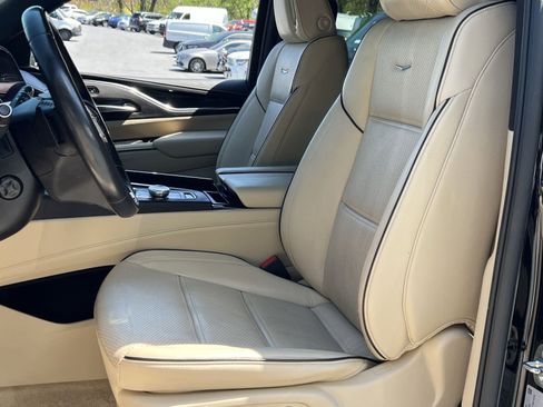 Used 2024 Cadillac Escalade Premium Luxury AWD/4WD image 17