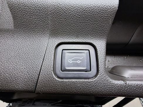 Used 2022 GMC Acadia SLE w/ Driver Convenience Package FWD image 42