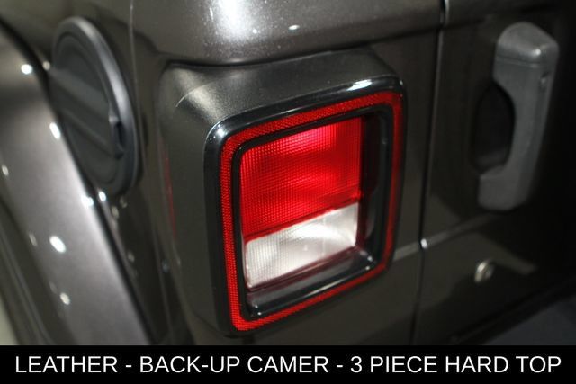 Used 2018 Jeep Wrangler Unlimited Sahara AWD/4WD image 29