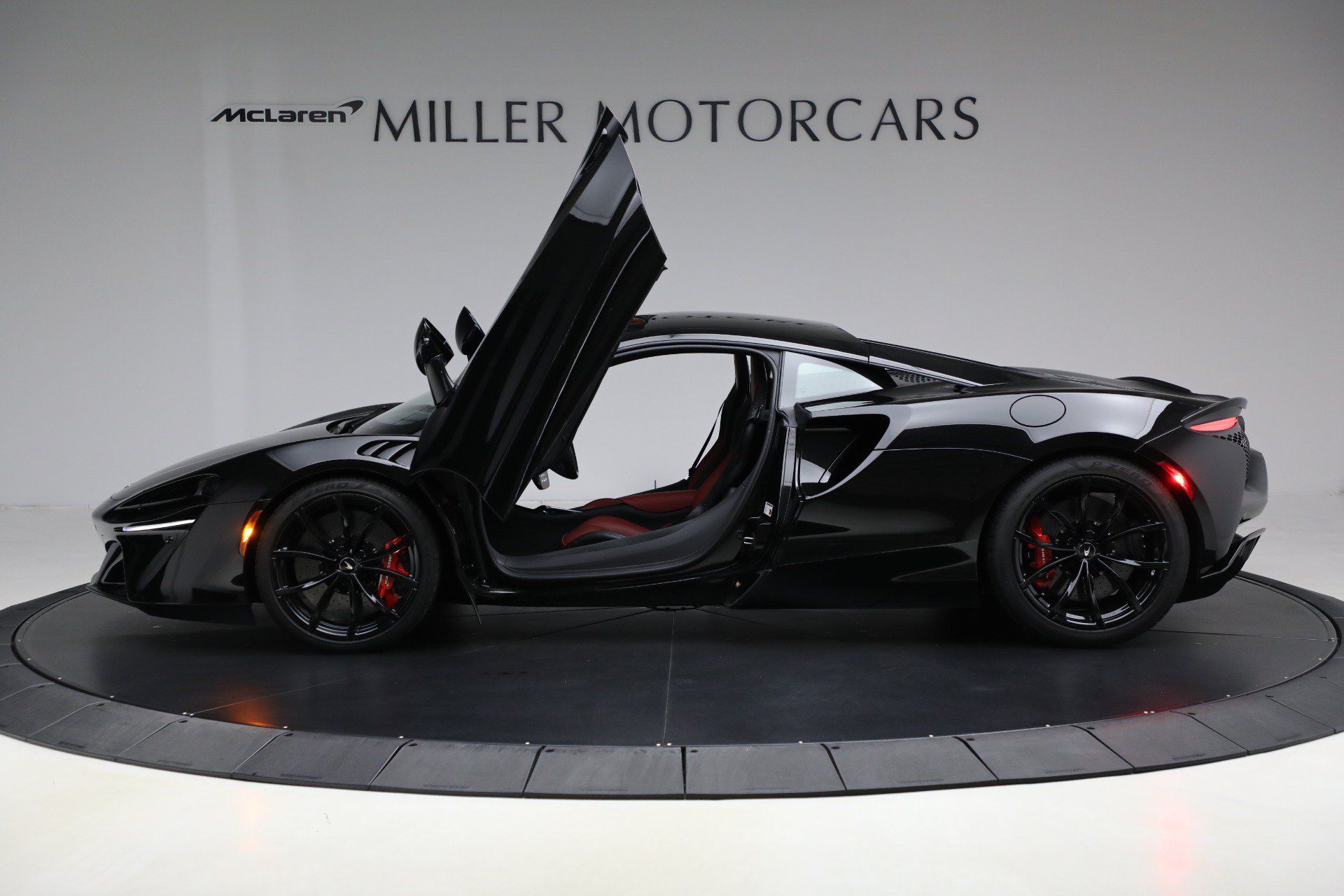 Used 2024 McLaren Artura RWD image 15