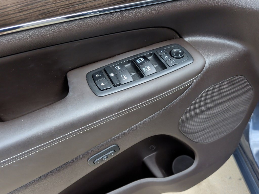 Used 2019 Jeep Grand Cherokee Overland AWD/4WD image 12