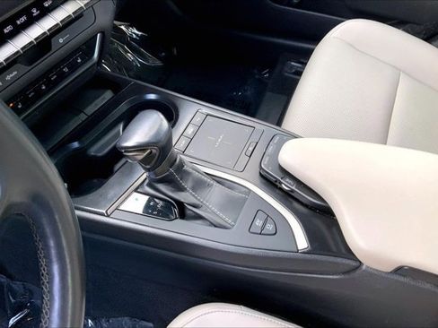 Used 2019 Lexus UX 250h w/ Premium Package AWD/4WD image 17