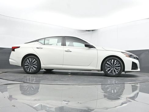 Used 2025 Nissan Altima 2.5 SV FWD image 44
