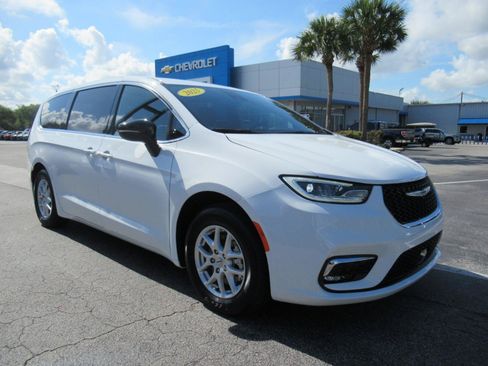 Used 2025 Chrysler Pacifica Select FWD image 4