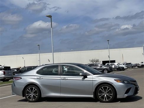 Used 2020 Toyota Camry SE image 3