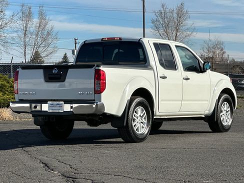 Used 2018 Nissan Frontier SV image 2