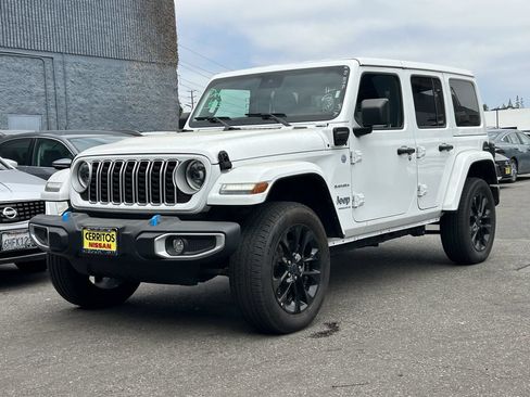 Used 2024 Jeep Wrangler Unlimited Sahara AWD/4WD image 2