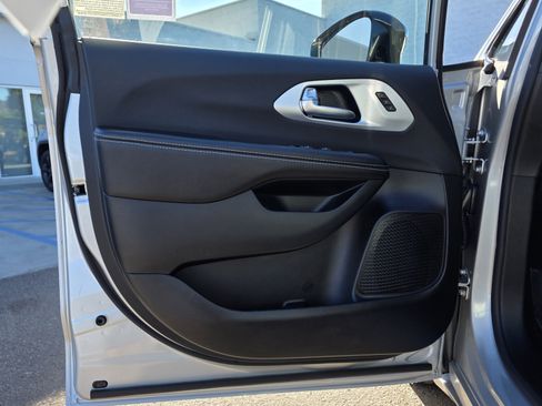 New 2026 Chrysler Pacifica Limited image 10