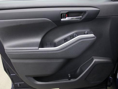 Used 2021 Toyota Highlander XLE image 12