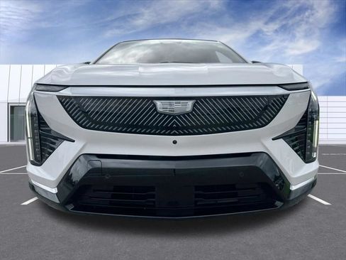 Certified 2025 Cadillac Optiq Luxury 2 w/ LPO, Floor Liner Package AWD/4WD image 7