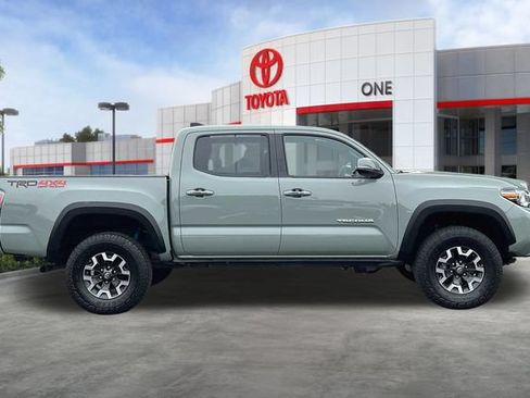 Used 2022 Toyota Tacoma TRD Off-Road w/ TRD Premium Off Road Package AWD/4WD image 3