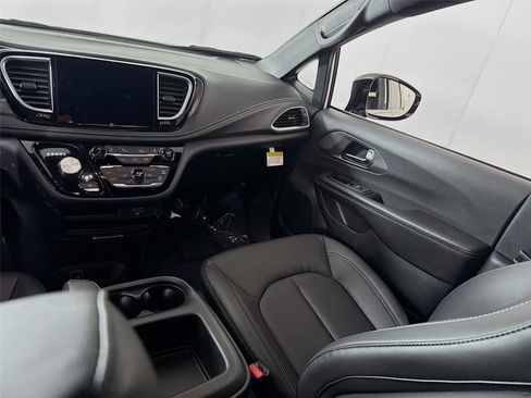 New 2026 Chrysler Pacifica Select image 16