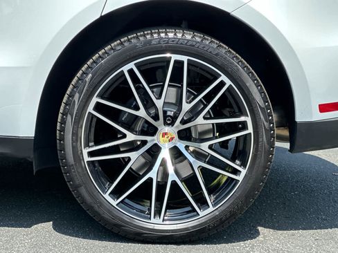 Certified 2026 Porsche Macan AWD/4WD image 31