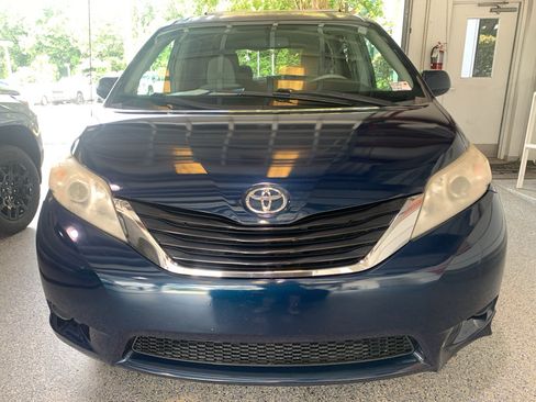 Used 2011 Toyota Sienna LE FWD image 2