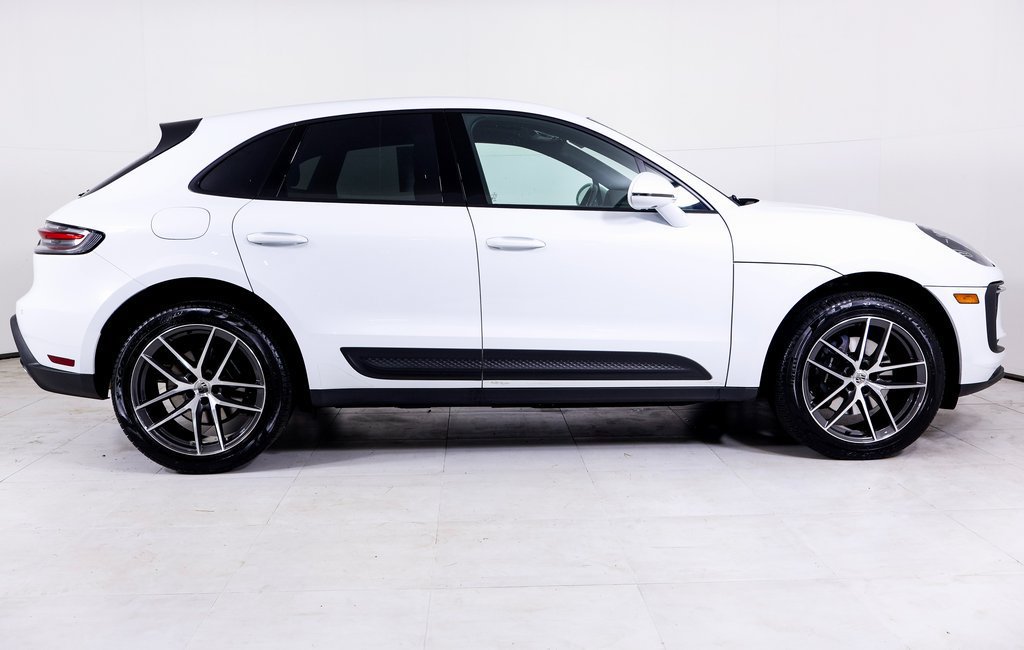 Certified 2025 Porsche Macan AWD/4WD image 26