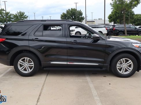 Used 2021 Ford Explorer XLT AWD/4WD image 2