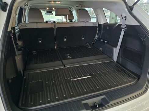 Used 2022 Toyota Highlander L image 16