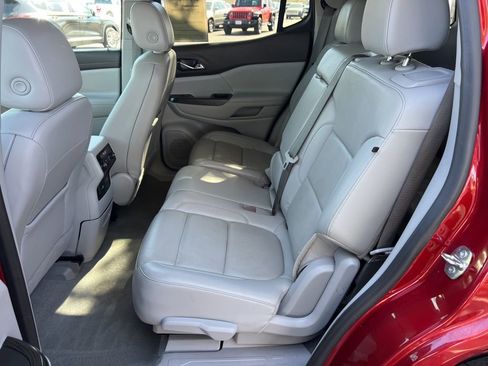 Used 2023 GMC Acadia SLT image 18