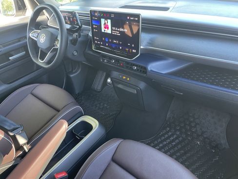 Certified 2025 Volkswagen ID. Buzz Pro S image 10