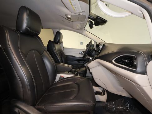 Used 2023 Chrysler Pacifica Touring-L FWD image 24