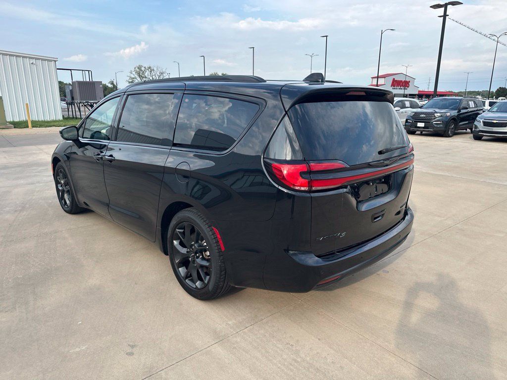 Used 2025 Chrysler Pacifica Limited FWD image 34