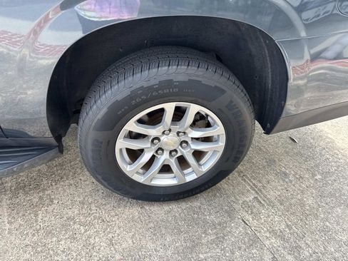 Used 2021 Chevrolet Suburban LT image 4