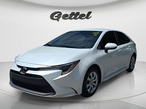 Used 2025 Toyota Corolla LE w/ Convenience Package FWD image 1
