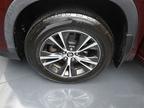 Used 2018 Toyota Highlander Plus w/ Carpet Mat Package (TMS) AWD/4WD image 16