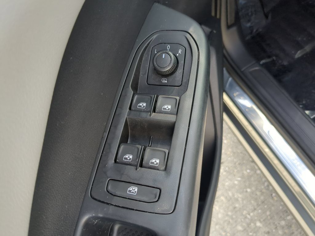 Certified 2022 Volkswagen Taos SE FWD image 17