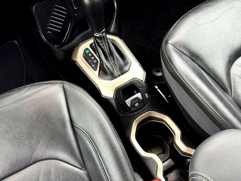 Used 2016 Jeep Renegade Limited image 25