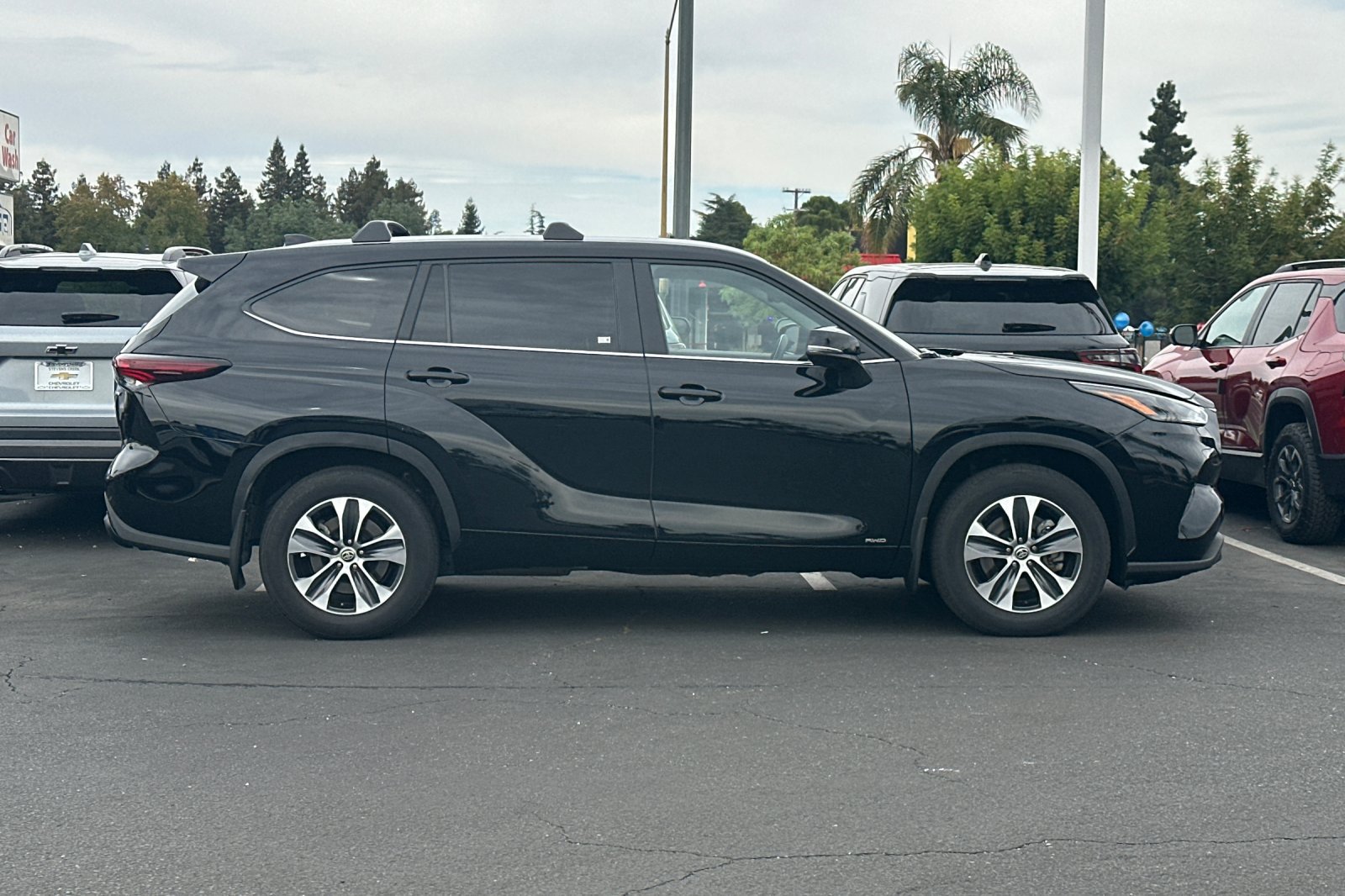 Used 2025 Toyota Highlander XLE AWD/4WD image 4