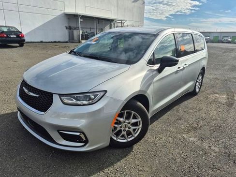 Used 2024 Chrysler Pacifica Touring-L image 4