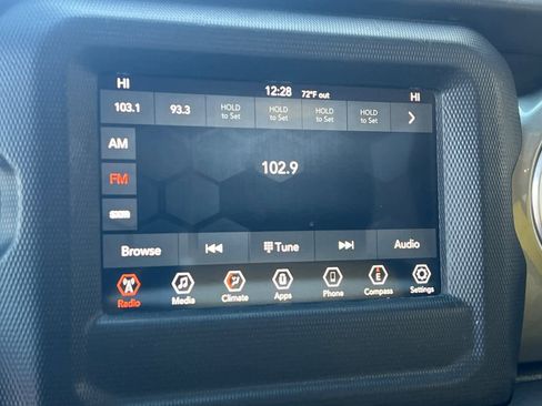 Used 2019 Jeep Wrangler Unlimited Sahara image 19