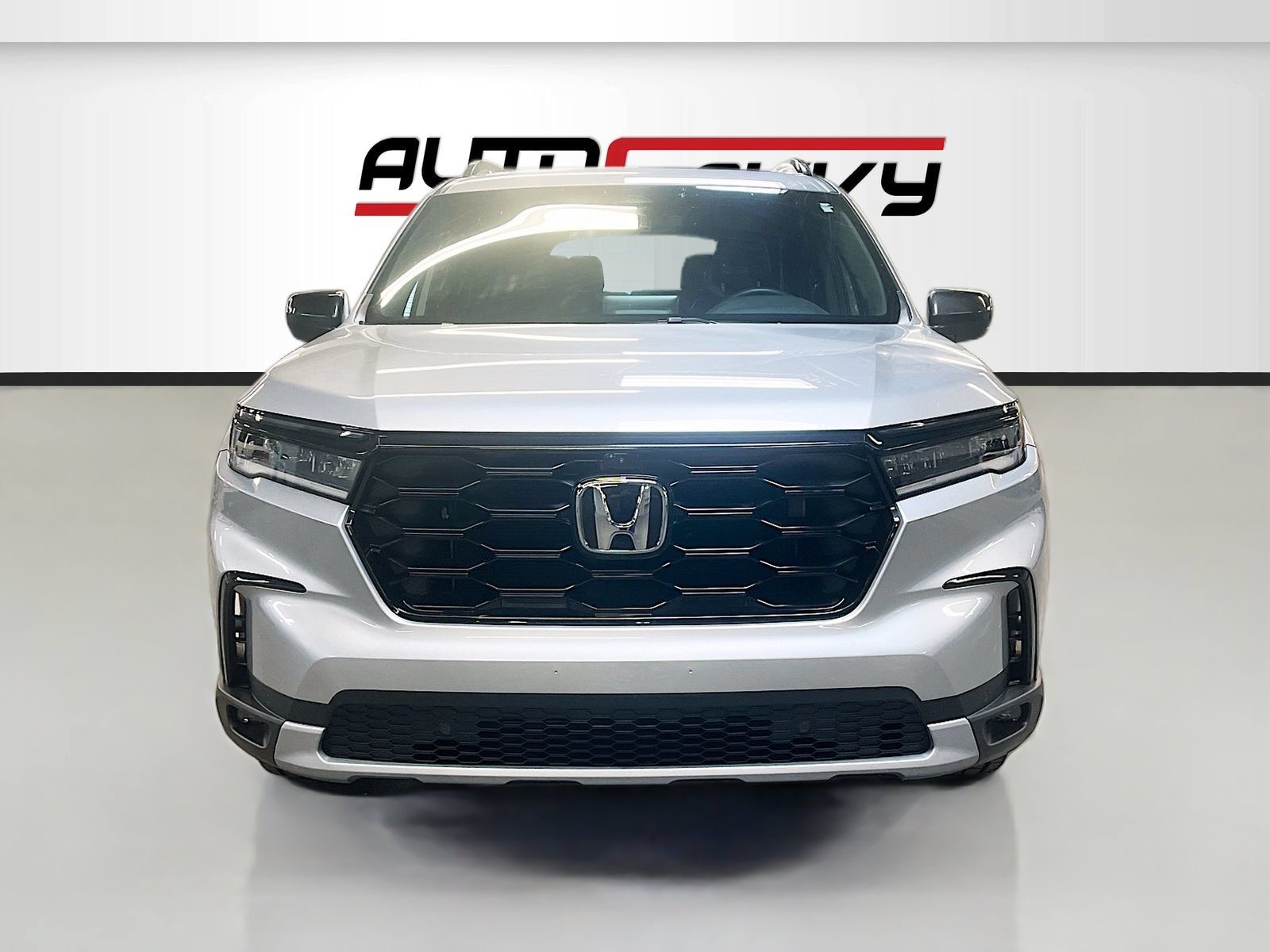 Used 2025 Honda Pilot TrailSport image 2