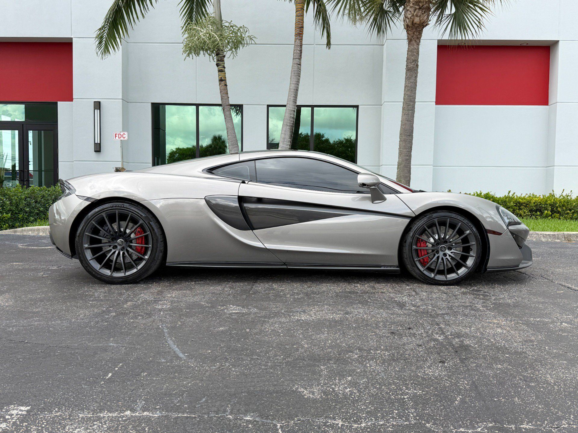 Used 2017 McLaren 570S RWD image 2