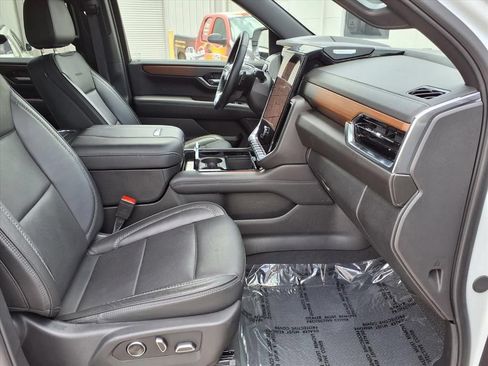 Used 2025 GMC Yukon XL Denali AWD/4WD image 9