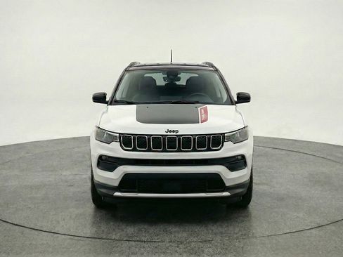 Used 2025 Jeep Compass Trailhawk image 2