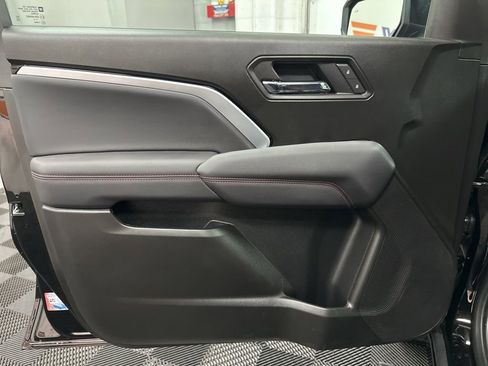 Used 2025 Chevrolet Colorado Z71 w/ Midnight Edition AWD/4WD image 18