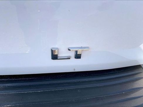 Used 2024 Chevrolet Suburban LT image 23