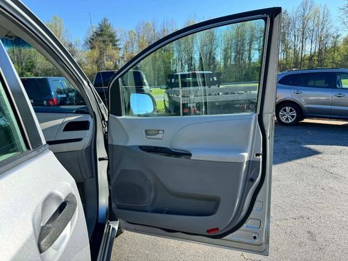 Used 2011 Toyota Sienna image 13