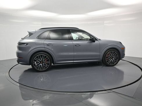 Used 2024 Porsche Cayenne Turbo AWD/4WD image 38