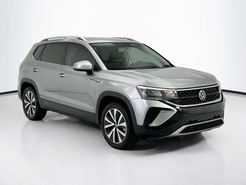 Used 2022 Volkswagen Taos SE FWD image 3